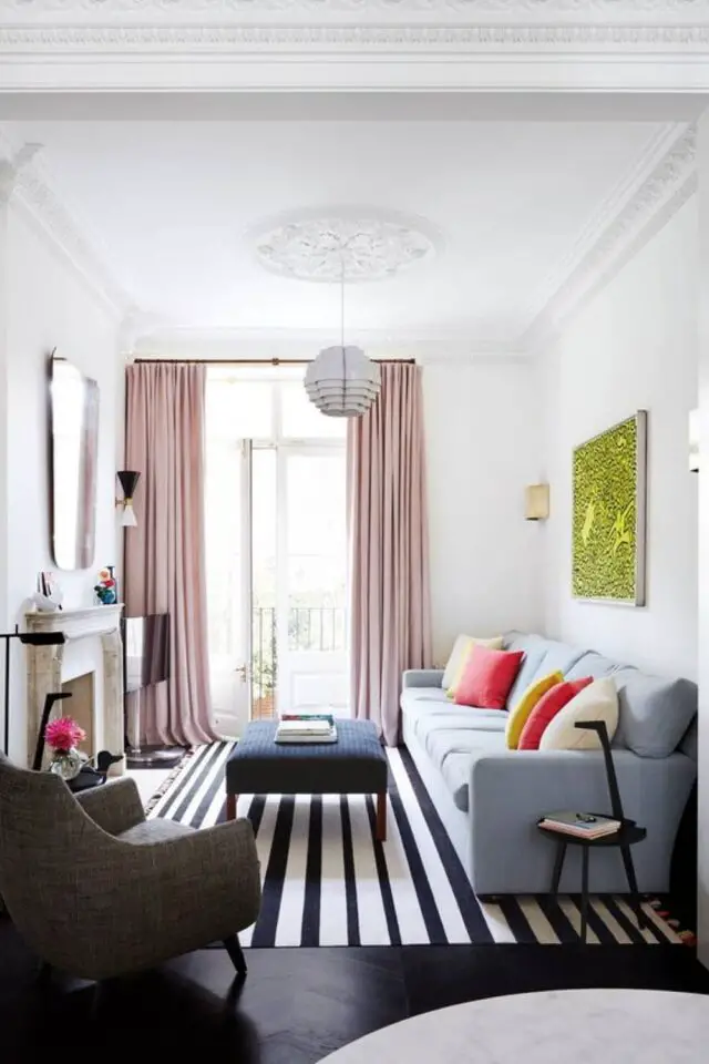 canape petit salon exemple espace tout en longueur sofa coloré tapis rayé rideau rose original