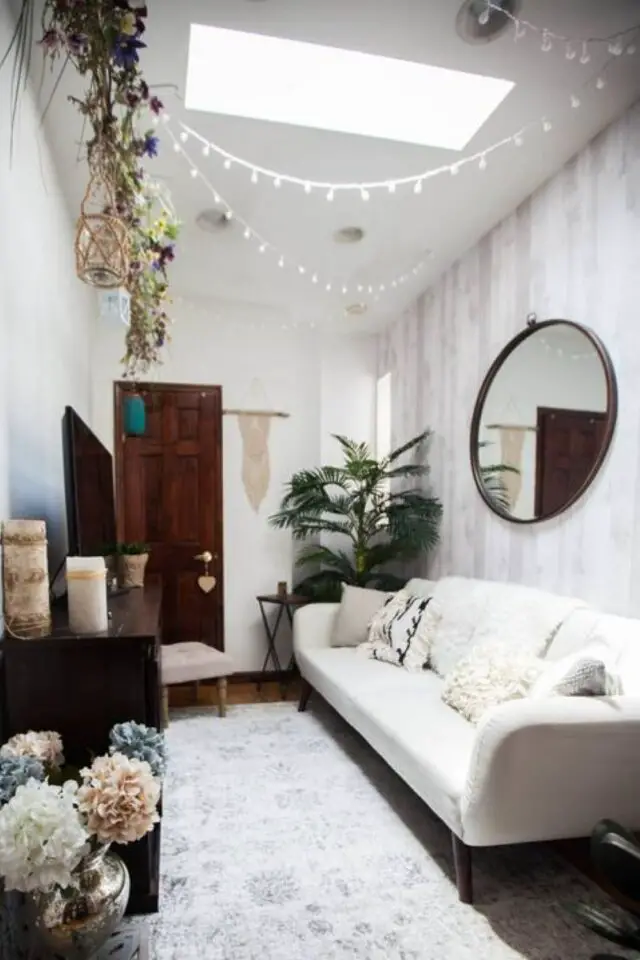 canape petit salon exemple tout en longueur mur blanc tapis miroir rond