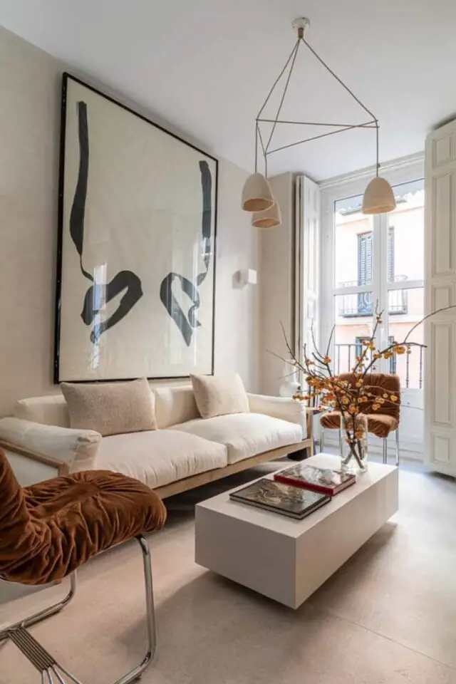 canape petit salon exemple moderne lumineux minimaliste sofa beige écru grand tableau 