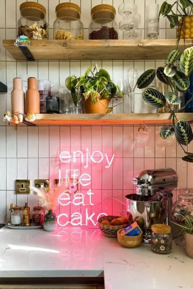 coin cafe a la maison cuisine plan de travail en marbre crédence en carrelage blanc métro étagère en bois plantes vertes néon rose moderne 
