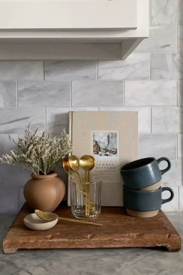 coin cafe a la maison minimaliste simple plan de travail dessous de plat rustique en bois verre cuillère dorée tasse en gré mise en scène