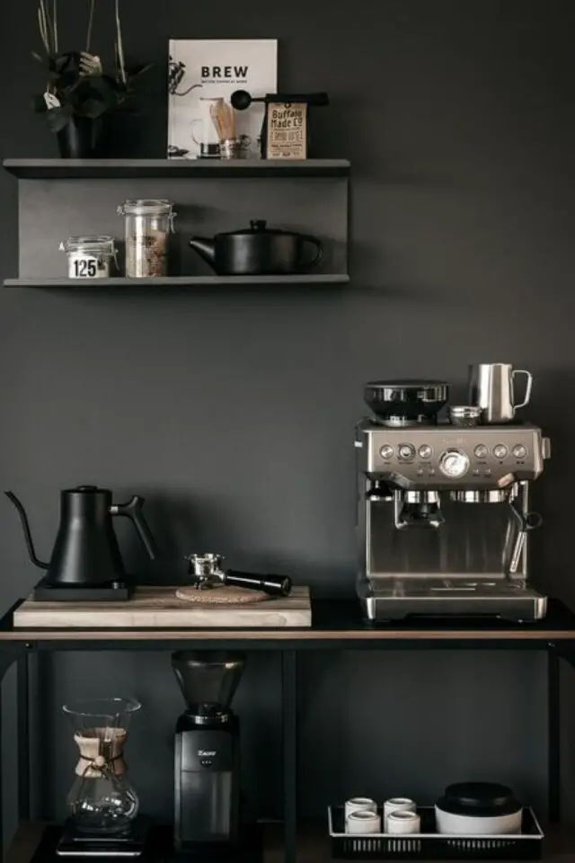 coin cafe a la maison cuisine masculine chic et élégante mur noir mat cafetière expresso professionnelle en inox casier avec tasse 