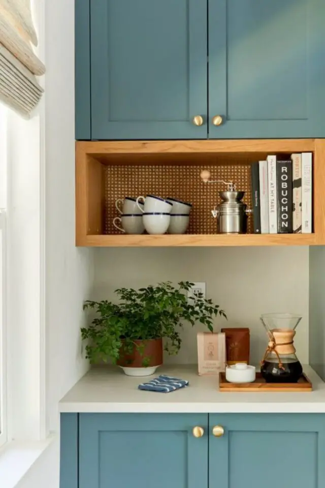 coin cafe a la maison cuisine moderne bleue et blanche plante plan de travail niche étagère avec fond en cannage 