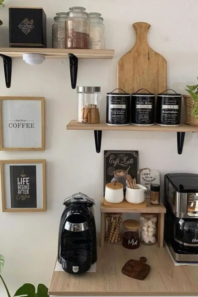 coin cafe cuisine moderne facile à afire simple plan de travail étagère bois détail noir et blanc petite affiche encadrée bocaux 