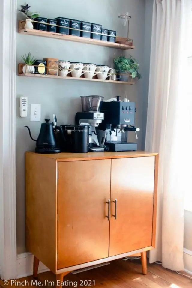 coin cafe cuisine moderne meuble de récup en bois vintage étagère murale petit électroménager noir cafetière bouilloire
