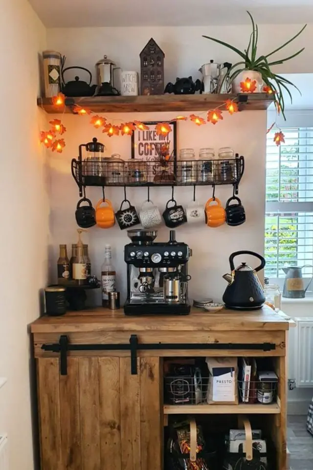 coin cafe cuisine moderne meuble en bois rustique décor orange noir blanc Halloween 