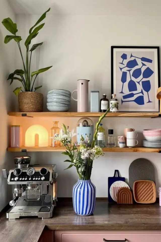 coin cafe cuisine moderne angle de plan de travail cafetière professionnelle étagère en bois murale vaisselle objets déco affiche imprimée couleur accent bleu électrique