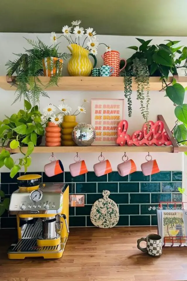 coin cafe cuisine moderne plan de travail en bois crédence verte étagère bois naturel machine à café colorée jaune tasse rose et orange boule à facettes tendance