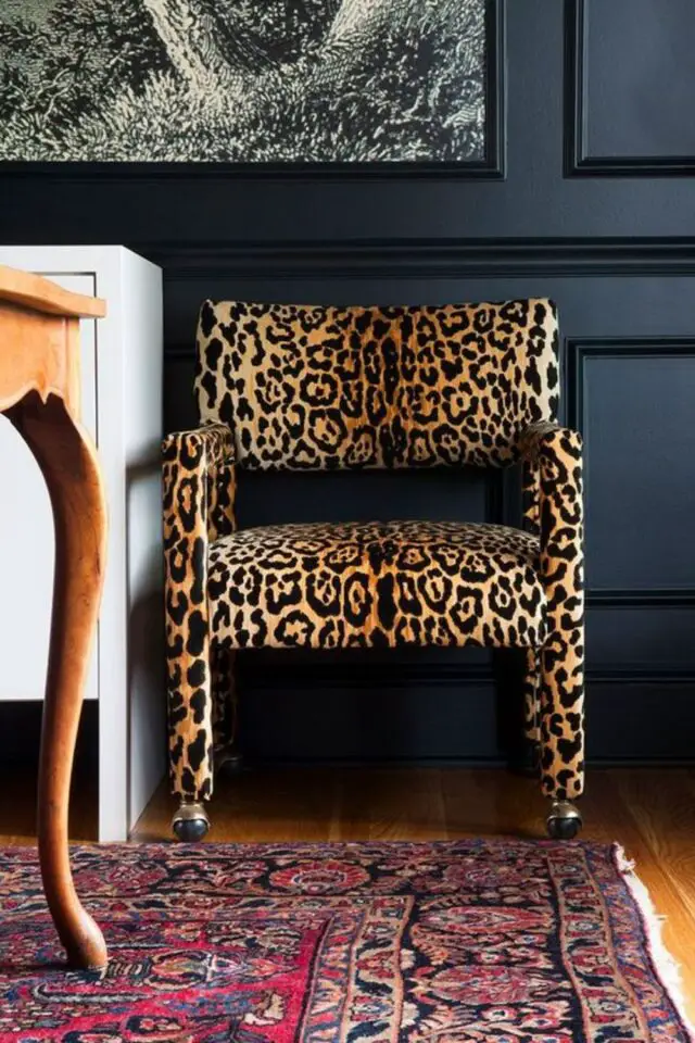 creer deco interieure originale et tendance salon séjour motif imprimé léopard fauteuil mur noir