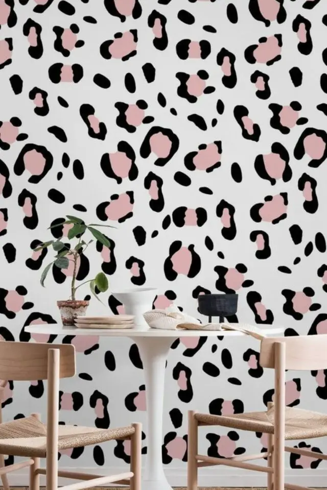 creer deco interieure originale et tendance papier peint léopard blanc noir et rose décoration funky