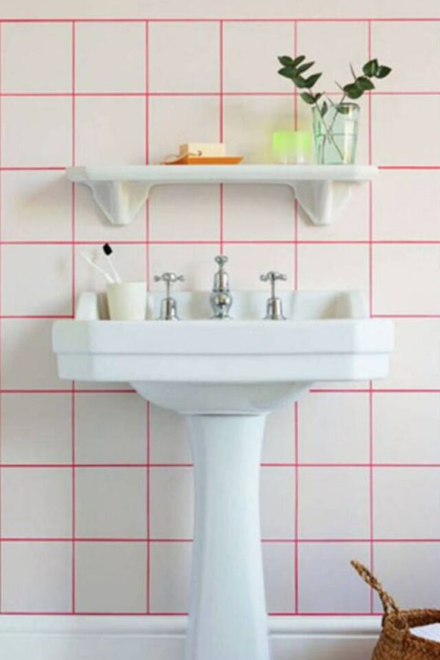 creer deco interieure originale et tendance salle de bain lur carrelage blanc joint rose fluo
