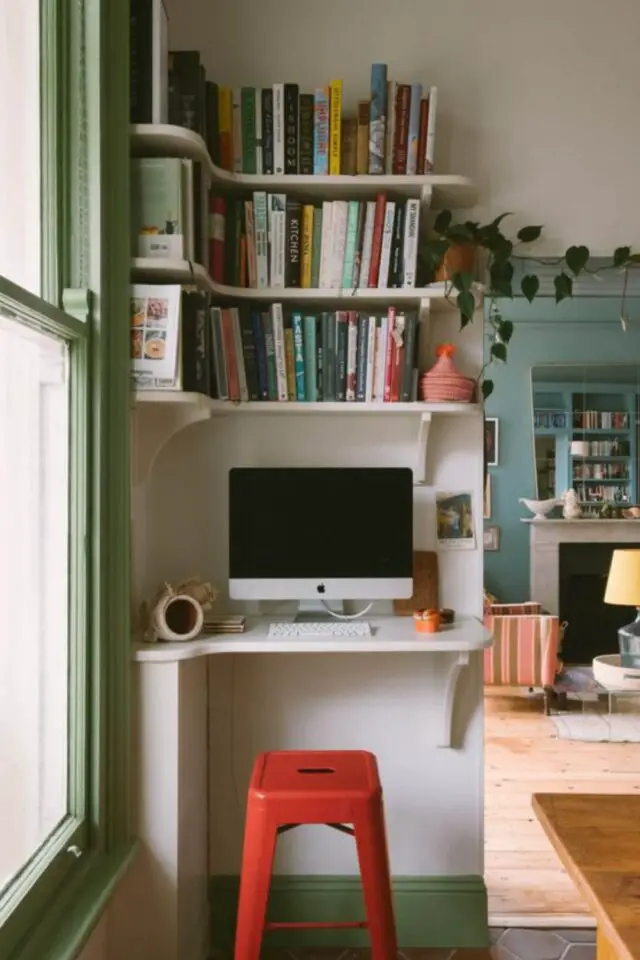 creer deco interieure originale et tendance touche inattendue de rouge tabouret bureau moderne blanc en angle