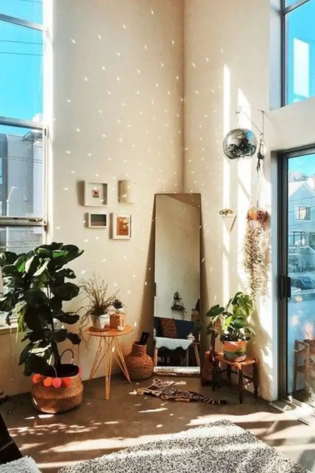 creer deco interieure originale et tendance boule à facettes suspendue au mur effet de lumière salon séjour moderne plantes vertes