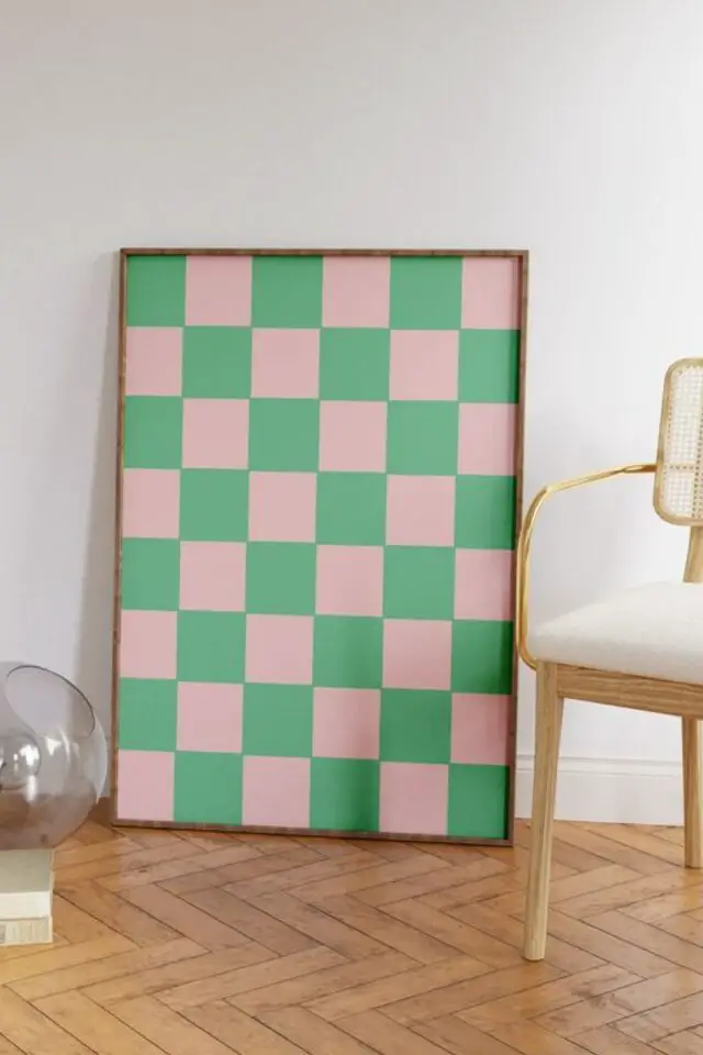 creer deco interieure originale et tendance motif damier affiche imprimée rose et verte