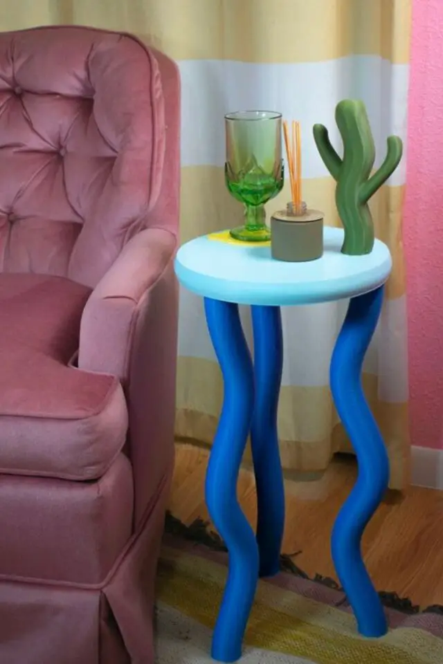 creer deco interieure originale et tendance objet funky bout de canapé bleu clair et bleu électrique pieds ondulés