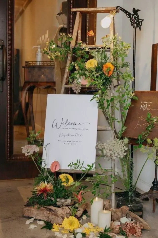 décoration de mariage au printemps entrée de salle panneau échelle déco florale colorée rose jaune orange