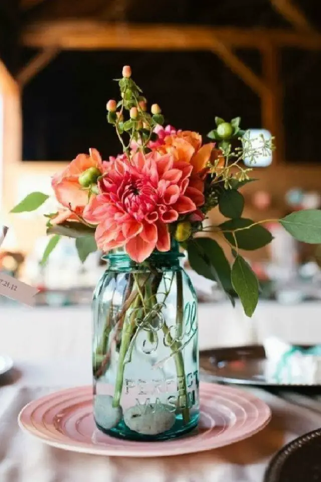 décoration de mariage au printemps centre de table vase bocal en verre coloré bleu petit bouquet orangé