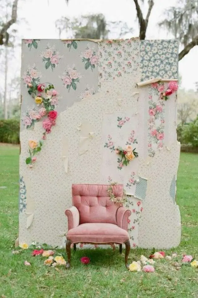 décoration de mariage au printemps photo-booth décor photo papier peint à fleurs effet trashwall vintage fauteuil rose