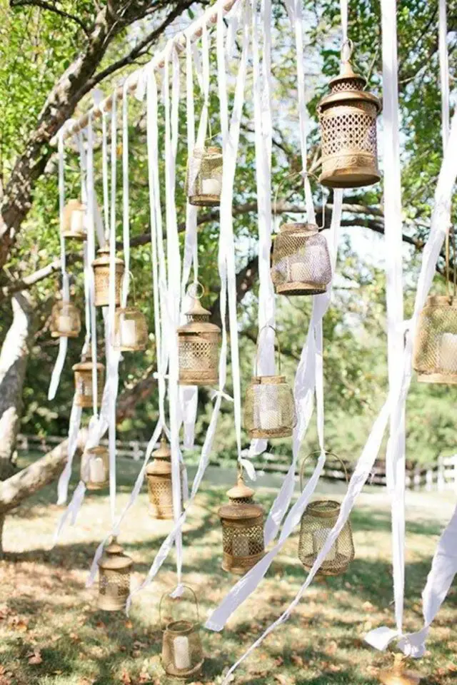 décoration de mariage au printemps décor extérieur ruban et lanterne ancienne facile à faire 