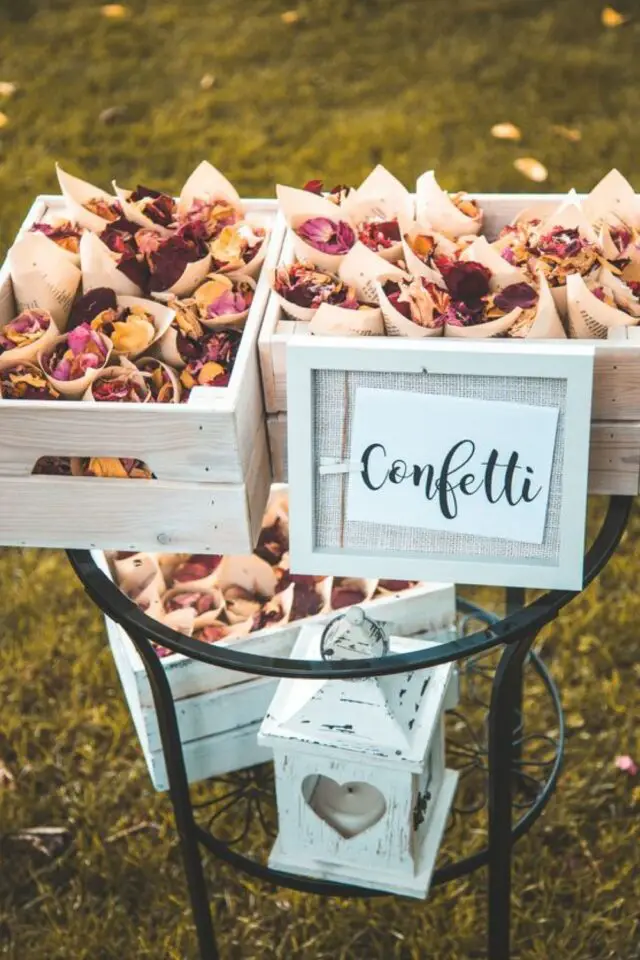 décoration de mariage au printemps sachet confettis pétales de fleurs à lancer cadeaux aux invités 
