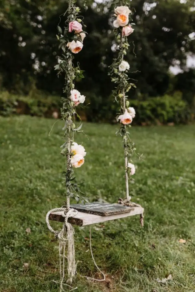 décoration de mariage au printemps déco extérieure balançoire fleur romantique idée facile à copier