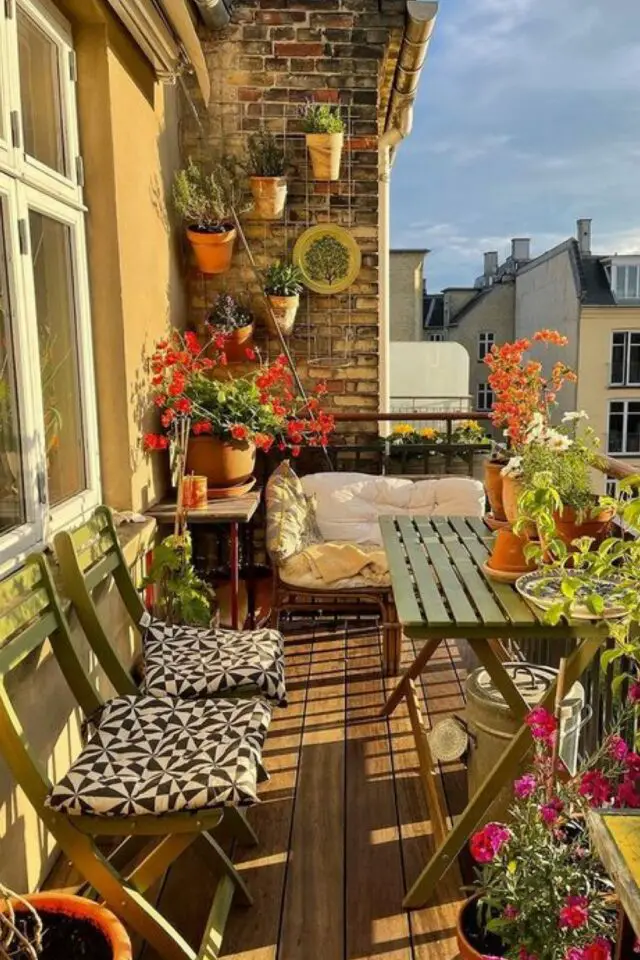 deco petit balcon meuble pliant chaise table plantes et fleurs en pot