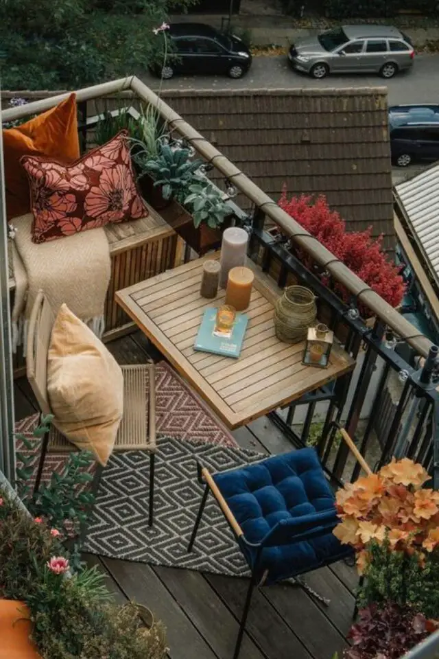 deco petit balcon petite table en bois avec fauteuil appartement parisien 