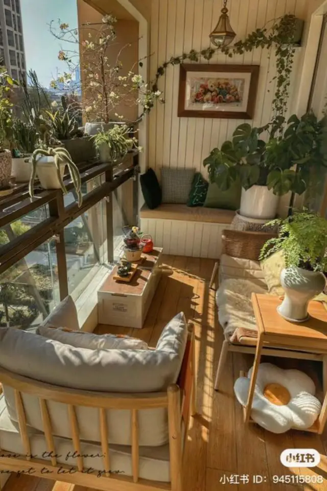 deco petit balconpetit espace garde corps vitré appartement moderne fauteuil plantes 