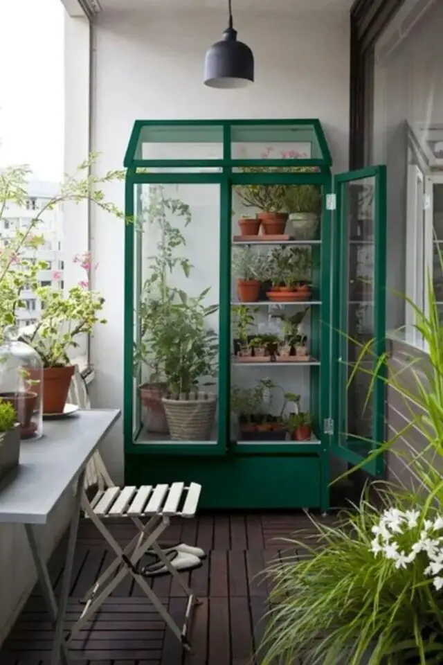 deco petit balcon petite serre en métal vert tablette chaise pliante simple et nature