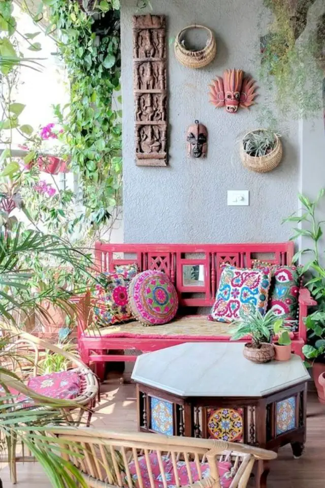 deco petit balcon banc peinture rose décor éclectique plantes couleur boho 