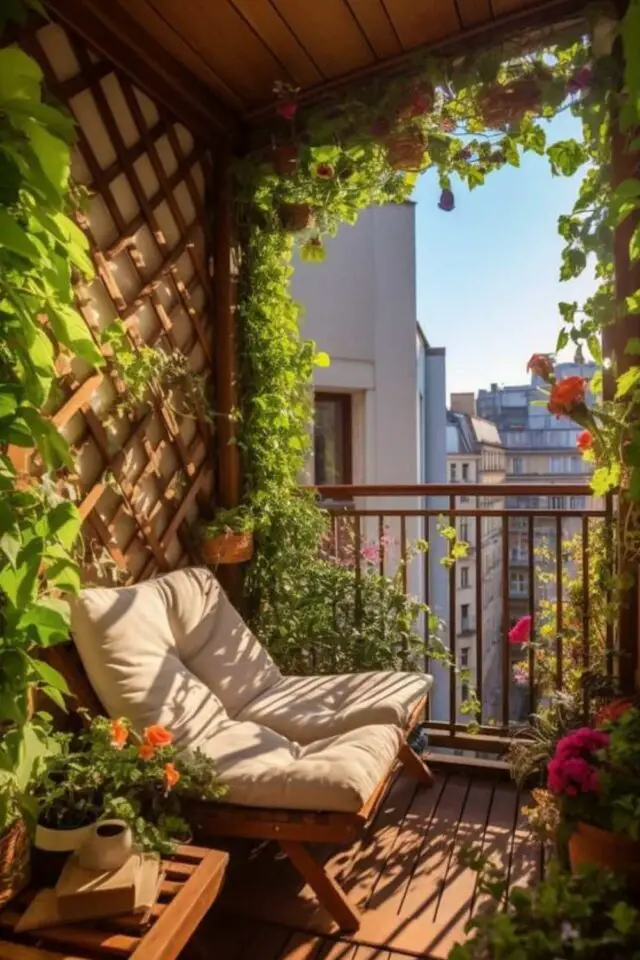 deco petit balcon romantique fauteuil cosy gros coussins plantes grimpante 