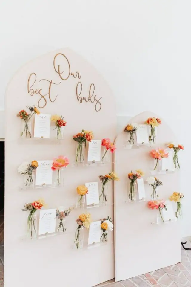 décoration de mariage au printemps plan de table petit bouquet de fleurs colorées 