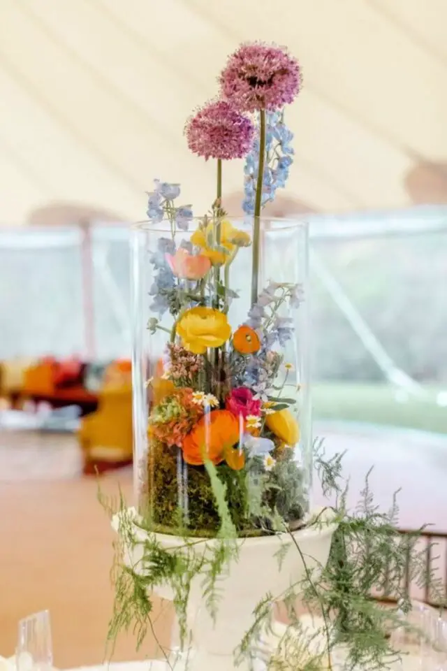 décoration de mariage au printemps centre de table grand vase transparent effet terrarium avec des fleurs colorées 