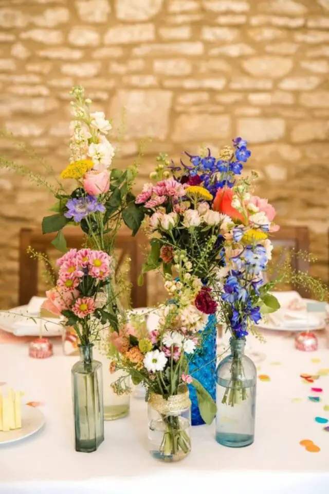 décoration de mariage au printemps centres de table dépareillés style rustique printanier fleurs couleurs vases différents récup 