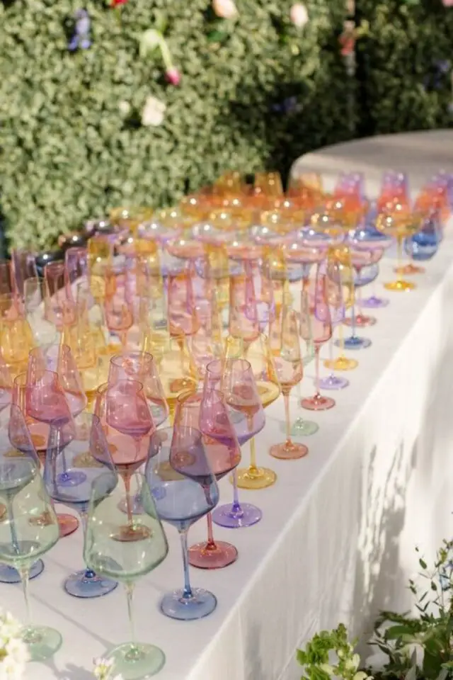 décoration de mariage au printemps bar buffet verre colorés teintes pastel jaune bleu parle orange rose 