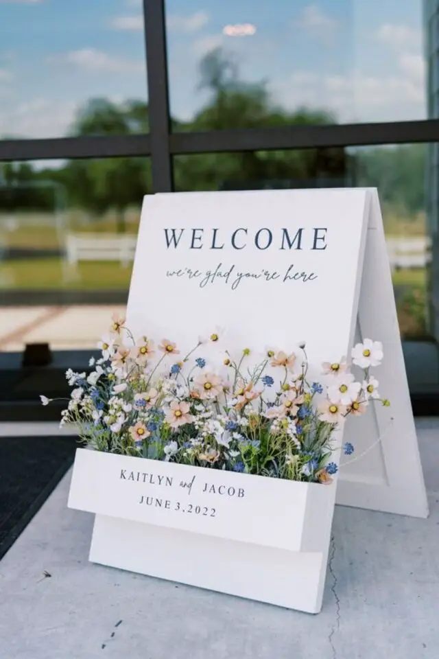 décoration de mariage au printemps Un panneau de bienvenue avec une jardinière fleurie idée romantique 