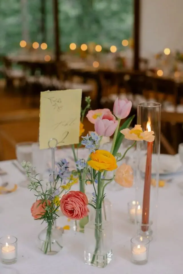 décoration de mariage au printemps bougie blanche fleurs colorées printanières soliflore table de réception