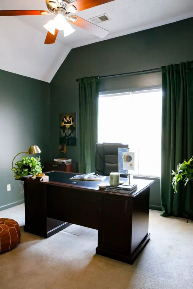 decoration coloree exuberante et audacieuse bureau travail à domicile atmosphère élégante peinture vert kaki 