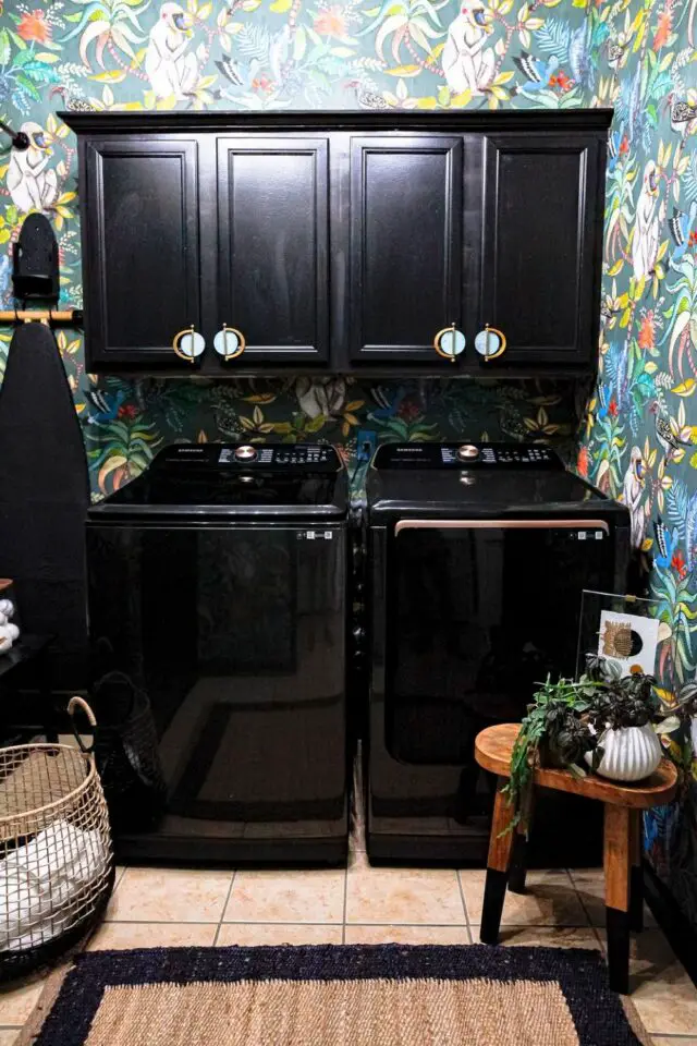 decoration coloree exuberante et audacieuse buanderie orginale meuble et électroménager noir papier peint tropical multicolore