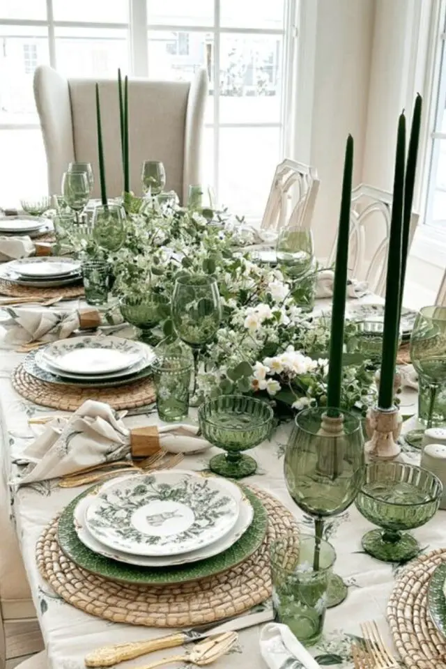 decoration de table couleur pastel repas de printemps teinte naturelle vert fleurs blanche vaisselle ancienne verres teintés et set de table tressé