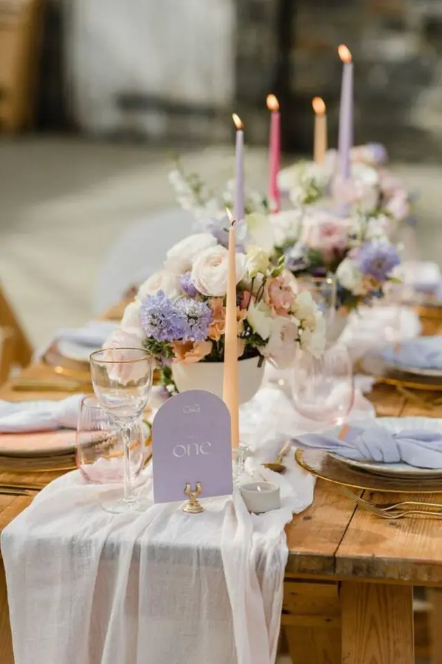 decoration de table couleur pastel marque place coloré lilas bougies pêche petit bouquet de fleurs