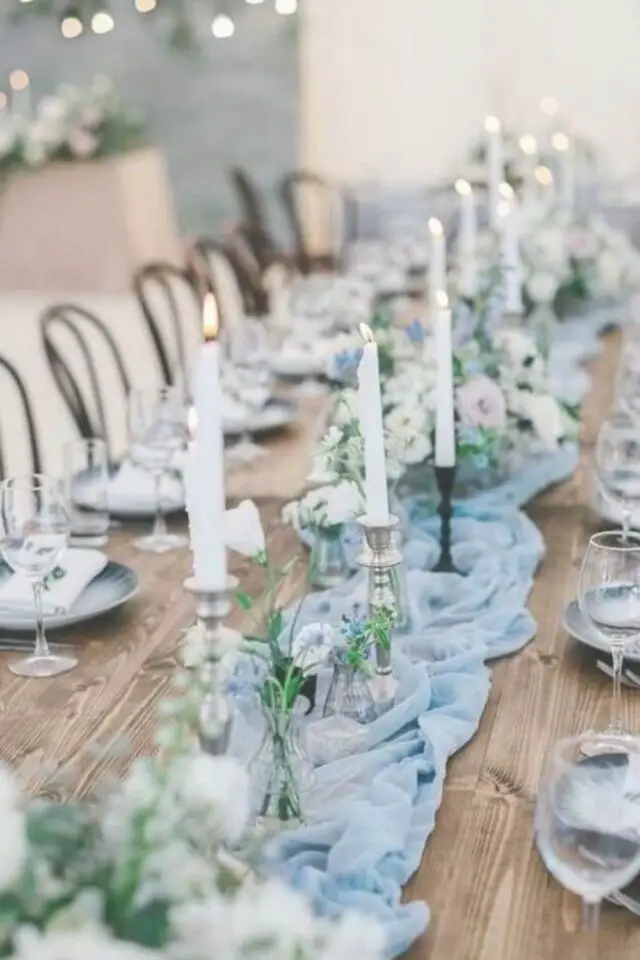 decoration de table couleur pastel baptême petit garçon simple et chic bougie blanche chemin de table mousseline bleue