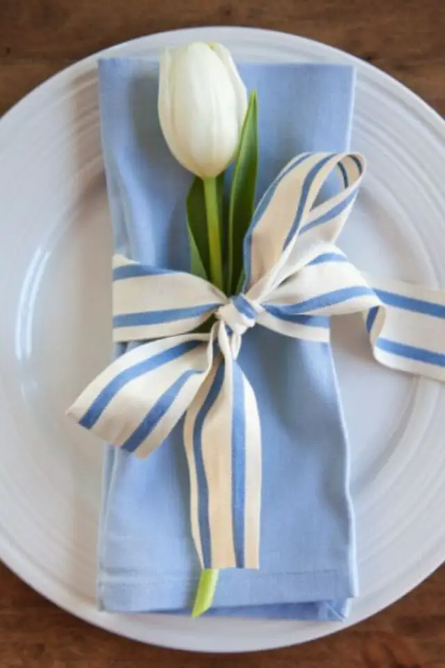 decoration de table couleur pastel facile à faire printemps serviette en tissu bleu ruban rayé tulipe blanche pas cher