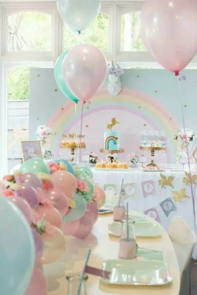 decoration de table couleur pastel anniversaire d'enfant fête licorne ballon multicolores buffet à dessert