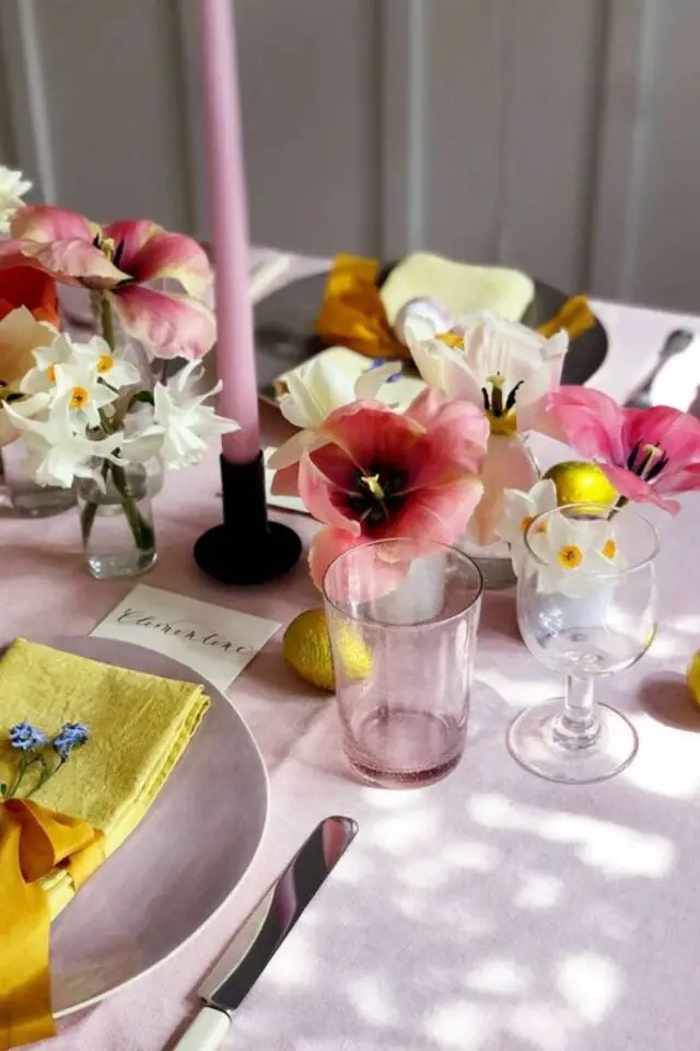 decoration de table couleur pastel déco fête de Pâques élégante bougies rose nappe claire petites fleurs de saison