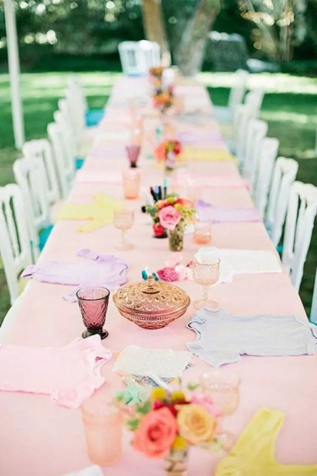 decoration de table couleur pastel baby shower grande table en extérieur nappe rose body multicolore idée facile à copier