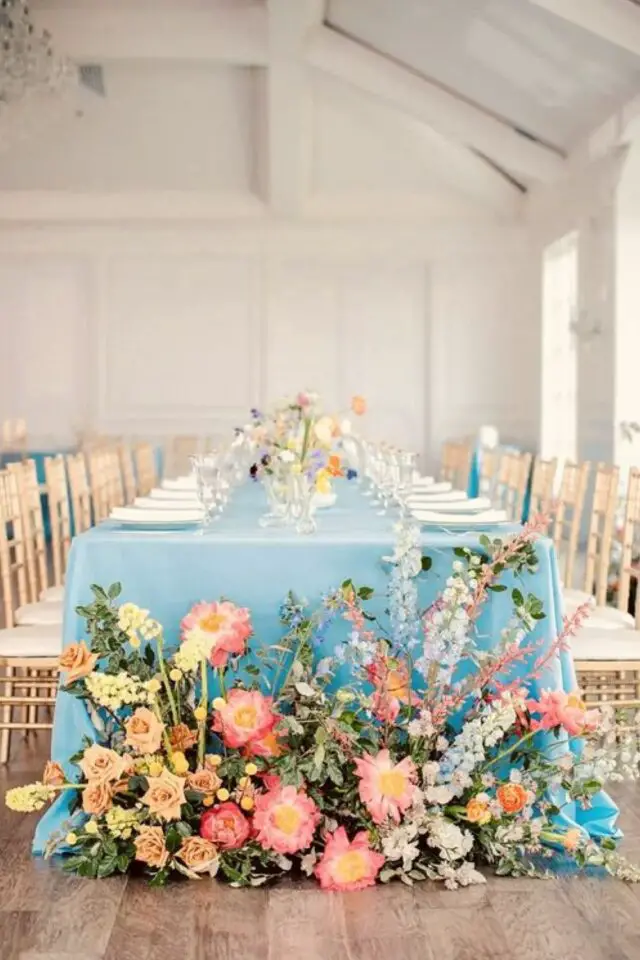 décoration de mariage au printemps décor floral pied de table nappe bleue claire fleurs multicolores 