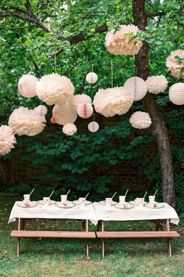 décoration de mariage au printemps en extérieur suspensions accrochées au dessus de la table papier pas cher romantique et moderne