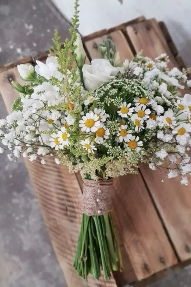 décoration de mariage au printemps bouquet de mariée blanc et vert rose arum pâquerettes simplicité  