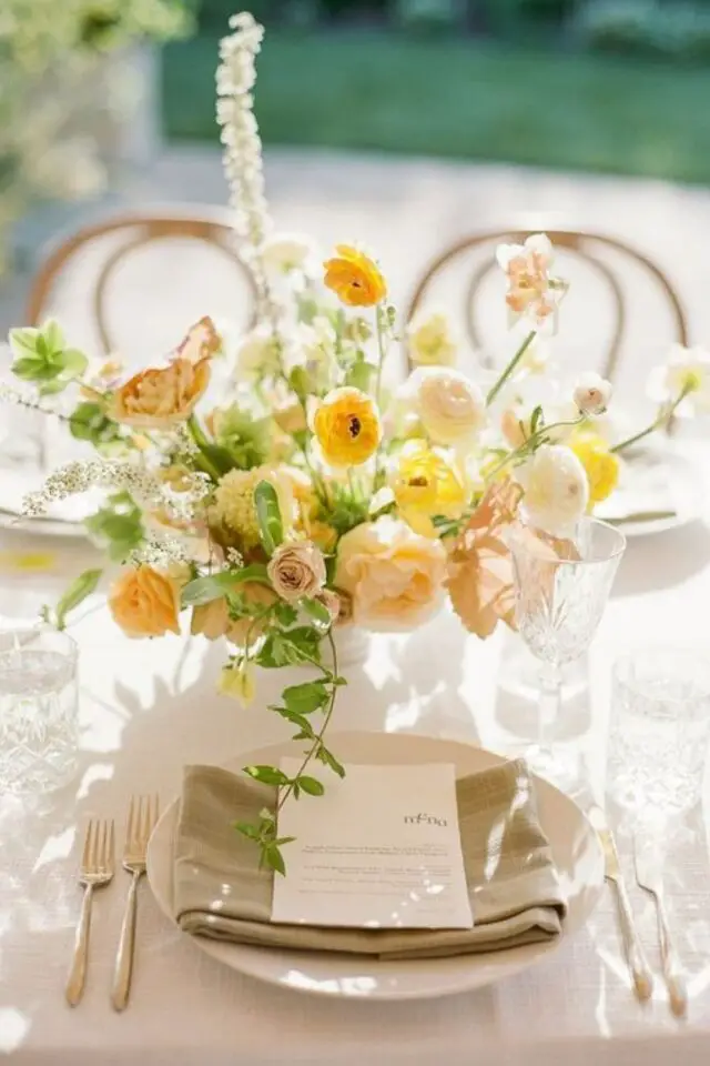 décoration de mariage au printemps centre de table fleur bouquet vert et jaune simple et romantique 
